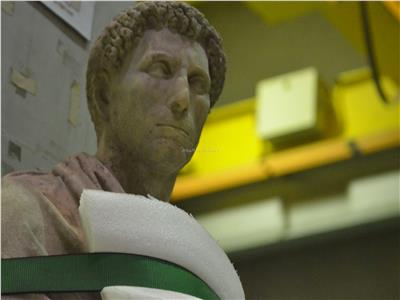 أحد التماثيل الخاضعة للترميم في معمل ترميم التماثيل العملاقة - تصوير: وليد الشربيني