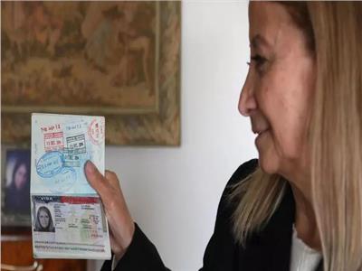 السيدة السورية ضحوك إدريس وهي تحمل جواز سفرها