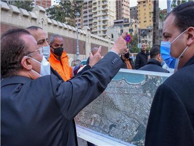 محافظ الإسكندرية يتفقد مسار مترو أبو قير 