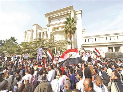 الإخوان حاصرو المحكمة الدستورية لمنع صدور حكم بحل مجلس الشعب