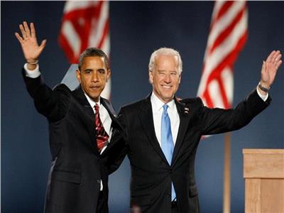 الرئيس الامريكي  جو بايدن  والرئيس السابق اوباما 