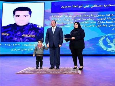 الرئيس السيسي خلال تكريمه أسرة الشهيد مصطفى حمدون