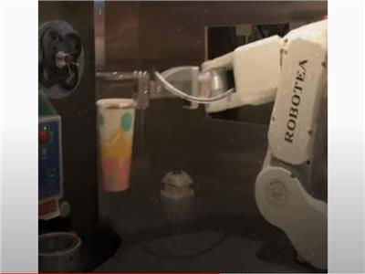 روبوتات تعد وتقدم الشاي في مقهى صيني