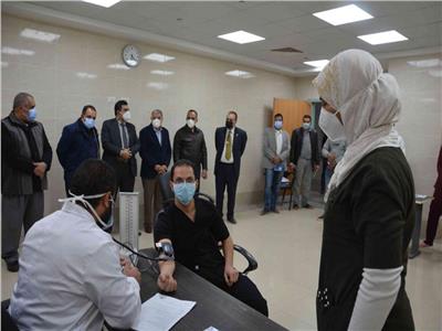 محافظ المنيا يشهد بدء تطعيم الأطقم الطبية