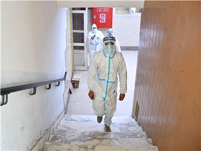 أحد أطباء مستشفى العزل خلال استدعائه لحالة حرجة - تصوير‭: ‬أحمد‭ ‬حسن‭- ‬طارق‭ ‬إبراهيم