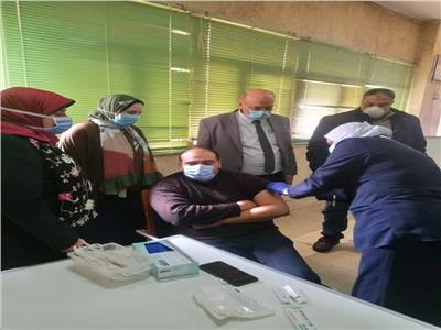  تطعيم الأطقم الطبية بمستشفى حجر كفر الدوار بلقاح فيروس كورونا