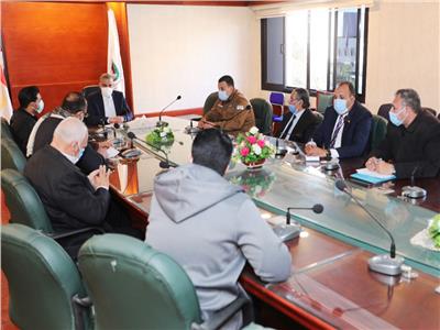 محافظ سوهاج خلال اجتماعه مع لجنة الأحزاب