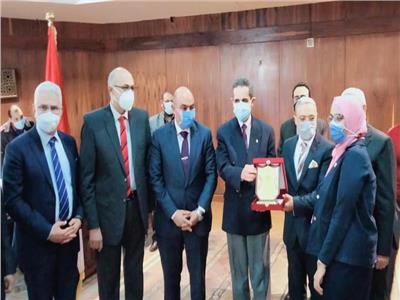 رئيس جامعة طنطا ومحافظ الغربية يكرمان عباقرة الجامعات المصرية