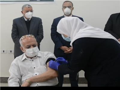 محافظ المنيا يشهد تطعيم الأطقم الطبية