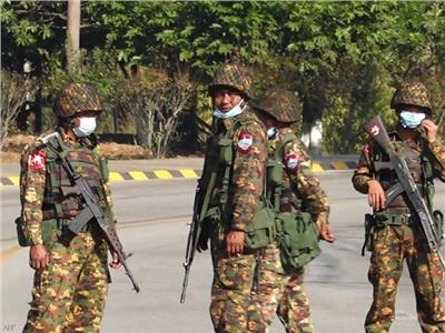 حكام ميانمار العسكريون يحجبون «فيسبوك» مع تصاعد المعارضة للانقلاب