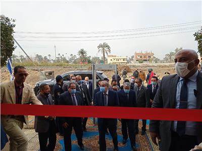 وزير التموين ومحافظ المنيا خلال افتتاح مراكز خدمة المواطنين 