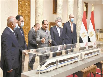 الرئيس عبد الفتاح السيسى يستعرض نموذج القطار السريع 