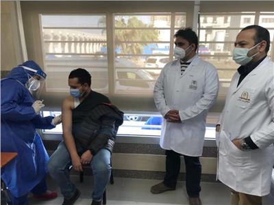تطعيم الفرق الطبية بمستشفى بدر الجامعي فى مواجهة فيروس كورونا