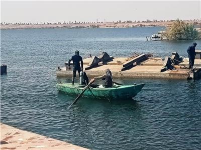 الضفادع البشرية وأطقم الصيانة في  إصلاح خطوط التغذية أسفل مياه بحيرة ناصر