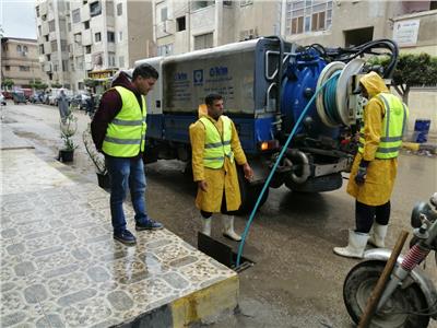 شفط تجمعات مياه الأمطار بشوارع تلا وبركة السبع