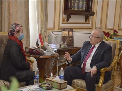  الدكتور محمد عثمان الخشت خلال لقائه مع وزيرة البيئة