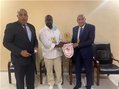 الزمالك يهدي درع النادي لرئيس تونجيت السنغالي