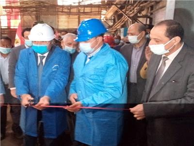 وزير التموين ومحافظ أسوان خلال تفقد تطوير مصنع سكر ومطحن إدفو