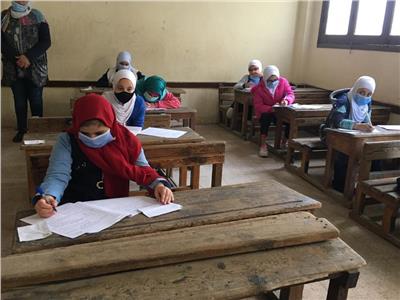 طالبات الصف الثاني الثانوي لتأدية امتحاني اللغة العربية 