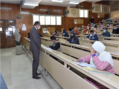 رئيس جامعة سوهاج يتابع سير الامتحانات