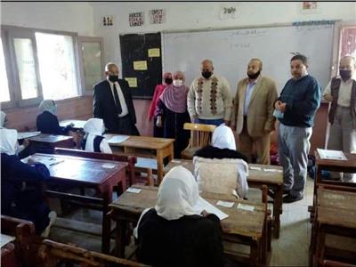 الدكتور احمدالنمكى مدير ادارة جرجا التعليمية   يتابع الامتحانات بمدرسة ام المؤمنين عقب وفاة طالبة