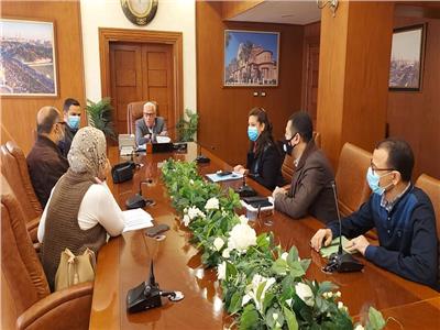محافظ بورسعيد يتابع سير العمل بإدارات الديوان العام 