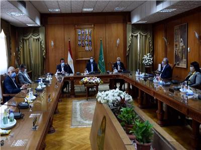 رئيس الوزراء يلتقى أعضاء مجلس جامعة المنوفية خلال زيارته للمحافظة