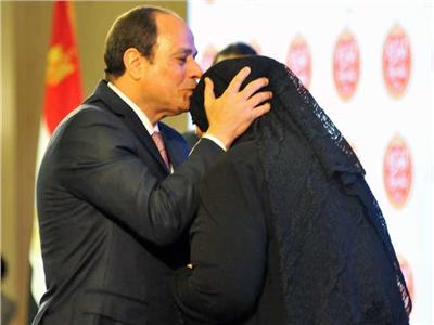 الرئيس السيسي يقبل رأس إحدى أمهات الشهداء - أرشيفية