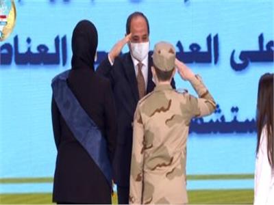 الرئيس السيسى يقدم التحية العسكرية لنجل الشهيد مصطفى عبيدو