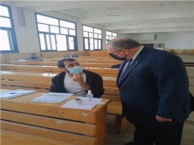 نائب رئيس جامعة السادات يتفقد سير الامتحانات بكلية التجاره