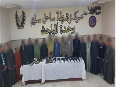 «الأمن العام» يقتحم وكر «ساحل سليم»  ويضبط 17 متهمًا بأسلحة آلية وخرطوش 