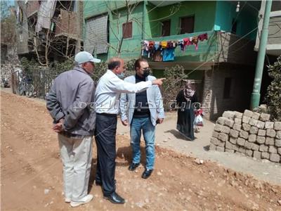 بالصور..رئيس مدينة ملوى يتابع أعمال الرصف والتطوير بقرى المركز