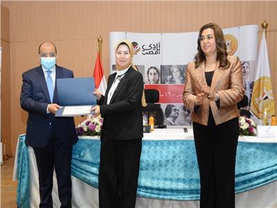 التنمية المحلية تكرم جاكلين عازر نائب محافظ الإسكندرية في يوم المرأة المصرية  