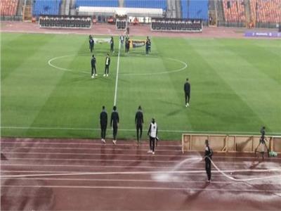 لاعبو الزمالك يعاينون أرضية ملعب ستاد القاهرة الدولي