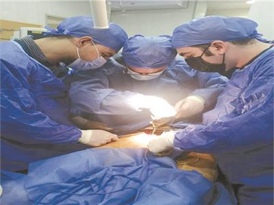 الفريق الطبى بمستشفى بنها الجامعى أثناء إجراء العملية