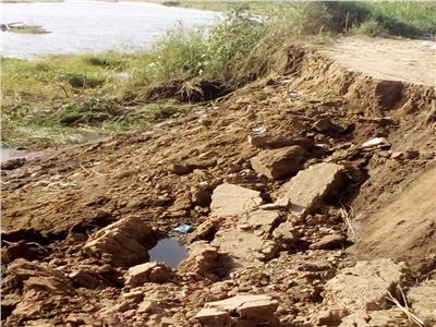 انهيار الجسر الترابي الفاصل بين نهر النيل وقرية الجزيرة الشقراء بالجيزة