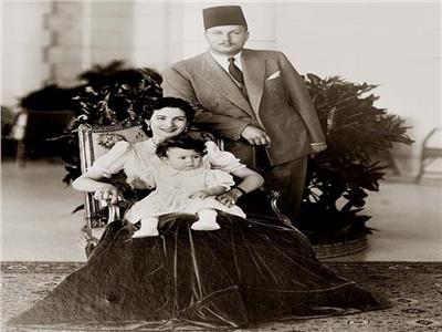 الأميرة فريال مع الملك فاروق ووالدتها الملكة فريدة - أرشيفية