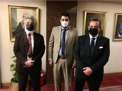 وزير الخارجية مع نقيب الأطباء د.حسين خيري،
