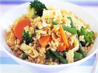 الأرز البني بالخضروات المشكّلة  