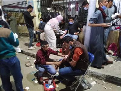 الأهالي تتبرع بالدم لصالح مصابي قطار طهطا