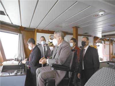 الفريق أسامة ربيع رئيس هيئة قناة السويس فى غرفة العمليات لمتابعة عمليات تعويم السفينة