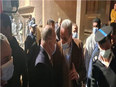 محافظ القاهرة يشرف على عمليات إنقاذ القاطنين بالعقار المنهار بالسلام