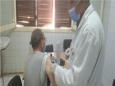 صحة المنيا تواصل تطعيم المواطنين بلقاح فيروس كورونا