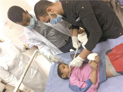الطفل مازن يتلقى الرعاية اللازمة داخل المستشفى