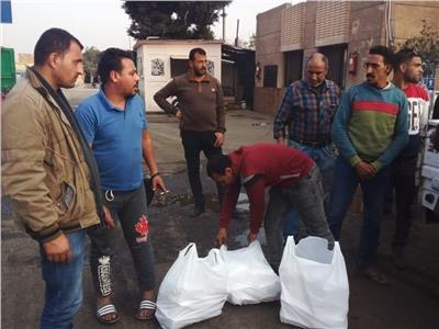 صندوق تحيا مصر يوزع وجبات و2.5 طن برتقال على عمال نظافة القاهرة