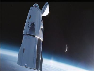 سبيس إكس تكشف عن تصميم معدّل لكبسولة "Crew Dragon" مع نافذة مقببة