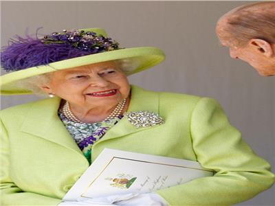 سر ارتداء الملكة إليزابيث للون الأخضر