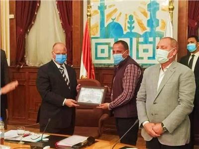 محافظ القاهرة يكرم قيادات هيئة النظافة