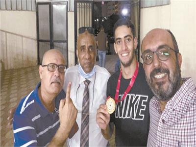مازن مع والده عمرو العربى ومدربيه خالد شريف وخالد يحيى