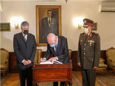 الرئيس التونسي خلال  توقيعه في دفتر زيارات ضريح الزعيم الراحل جمال عبد الناصر